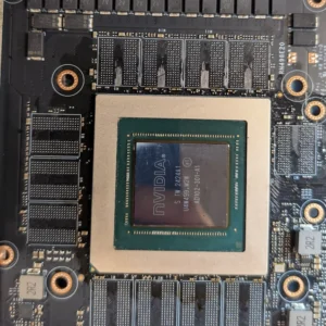 Grafický procesor NVIDIA AD102 na novém PCB, obklopený dosud neosazenými pozicemi pro paměti.