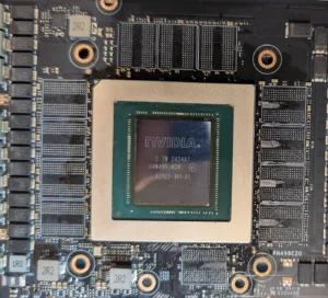 Grafický procesor NVIDIA AD102 na novém PCB se všemi okolními pozicemi pro paměti.