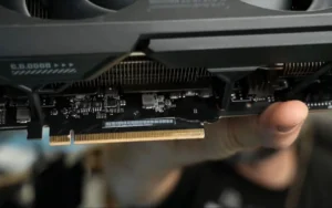 Mechanicky poškozená deska RTX 4090 v oblasti PCI Express konektoru.