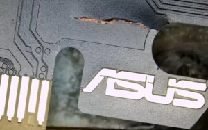 Detail praskliny ve vícevrstvé desce grafické karty u PCI Express konektoru.